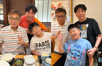 梁修身获特别贡献奖　直击现身华山放下身段陪孙玩「超有耐心」