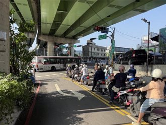 汐止北山大橋尖峰時段機車車流大 右轉綠燈增至151秒