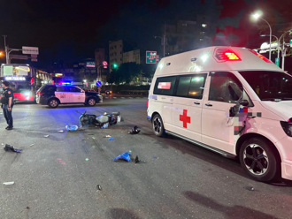 新北救护车「鸣笛闯红灯」碰撞机车！女骑士受伤送医 警方说话了