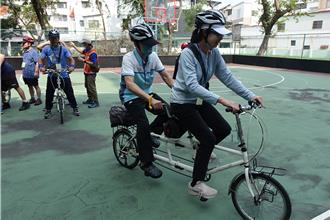 視障者「協力追風」體驗首登場 屏東騎行活動溫馨開跑