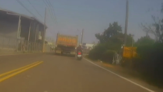 屏東騎士「硬鑽砂石車」摔車險遭輾！網驚：差點就地掩埋