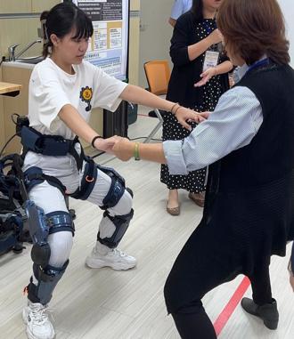 「智慧賦能人才培育基地」揭牌 培育超高齡社會照護人才