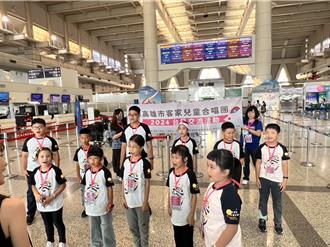 高雄》高雄客家兒童合唱團小港機場快閃演出    客家天籟美聲讓旅客驚豔