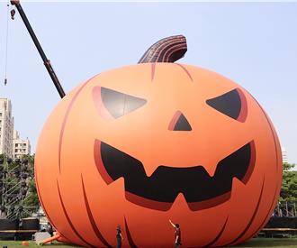 高雄万圣节超狂！22米巨型南瓜现身 陈其迈：高雄不讲武德