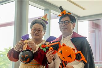 水果奶奶出道26年大变身！为万圣节合体陈其迈发糖