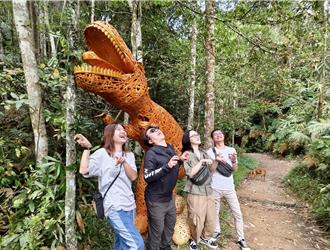 日月潭「侏儸纪公园」重现！竹编恐龙回归吸引游客打卡