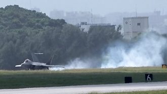 航空迷在嘉手納基地外拍攝到F-22爆胎 跑道揚起煙霧