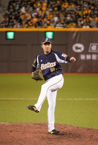 中職》呂彥青滿壘拆彈澆熄獅隊反撲氣焰 兄弟教頭讚：最信任的投手