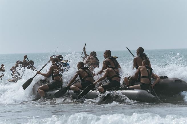 学员操桨奋力前行，充分展现乘风破浪精神。（记者陈怡璇摄）