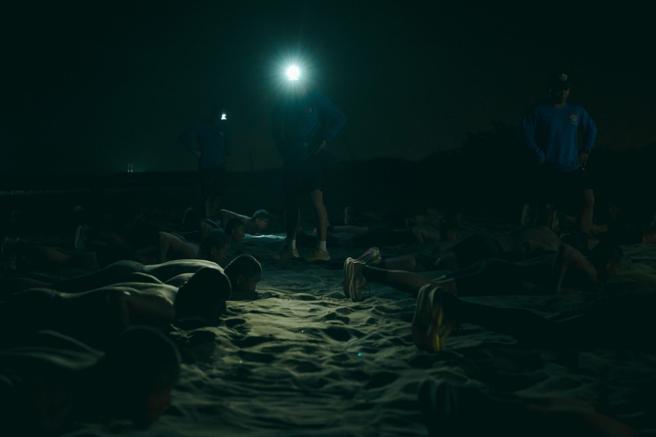 学员于黑夜中实施蛙人操，展现坚韧意志。（记者陈怡璇摄）