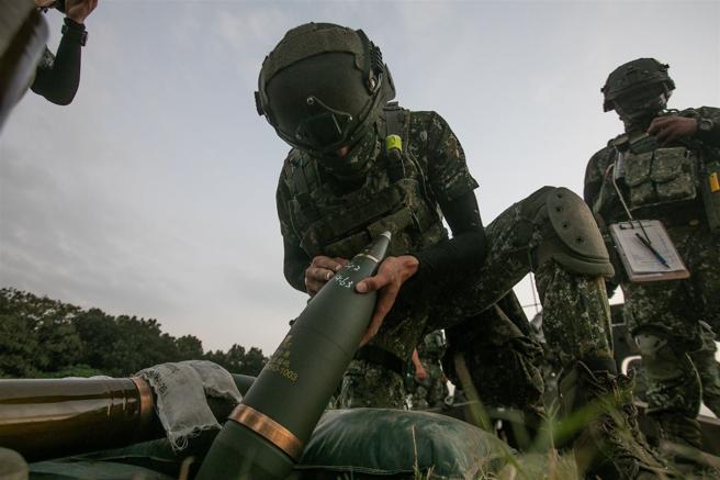  官兵仔細確認砲彈妥善，確維射擊安全。
（記者林睿奕攝）