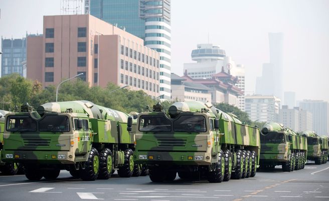 图为共军东风-26型弹道飞弹参加2019年大陆国庆阅兵。（图 / 新华社）