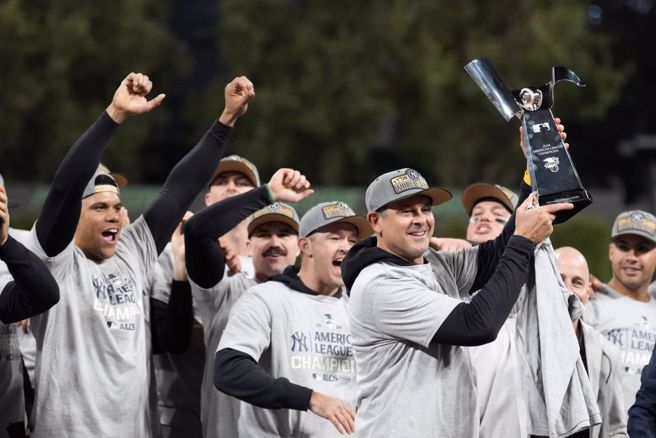 洋基总教练布恩与球员庆祝美联冠军。（美联社资料照）