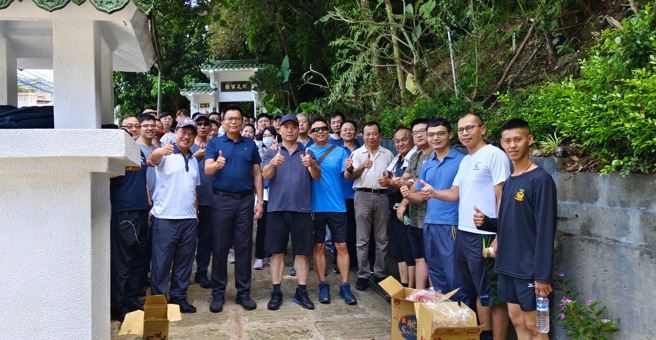 劉宗鑫和土城分局長、同仁一起爬山的合影。（圖 / 警方提供）