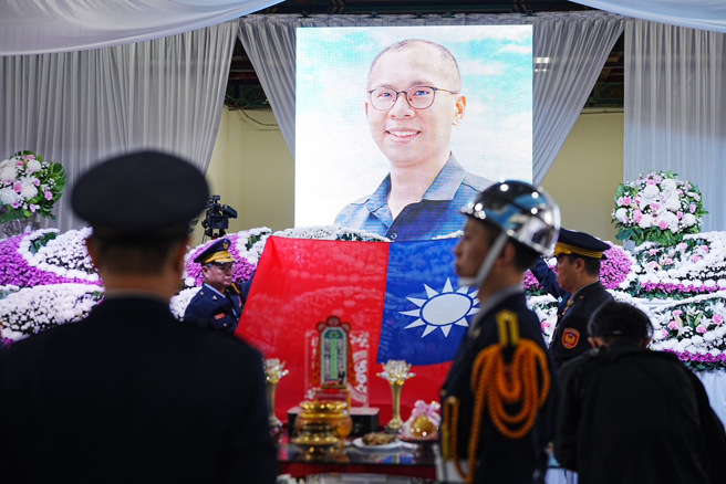 警察局今上午於板橋殯儀館景福廳，為已故所長劉宗鑫舉辦公祭告別式。（圖 / 劉詠韻翻攝）