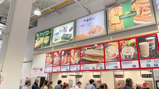 好市多餐饮部的凯萨鸡肉沙拉是长青商品，但随着涨价，会员购买的频率降低。（图／示意图，记者杨雅婷摄影）