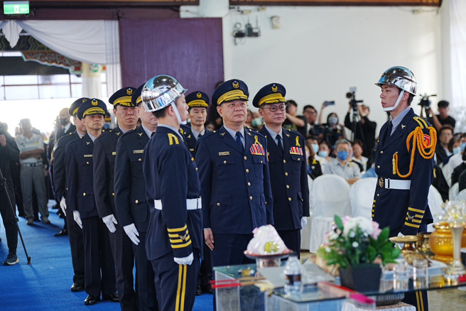 劉所長公祭告別式今上午8時20分在板橋殯儀館景福廳舉行，各界齊聚致哀。（圖 / 劉詠韻翻攝）