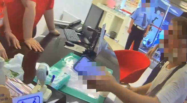 行員察覺異樣隨即通報轄區警方到場處理，警民合作及時阻詐。（圖 / 劉詠韻翻攝）