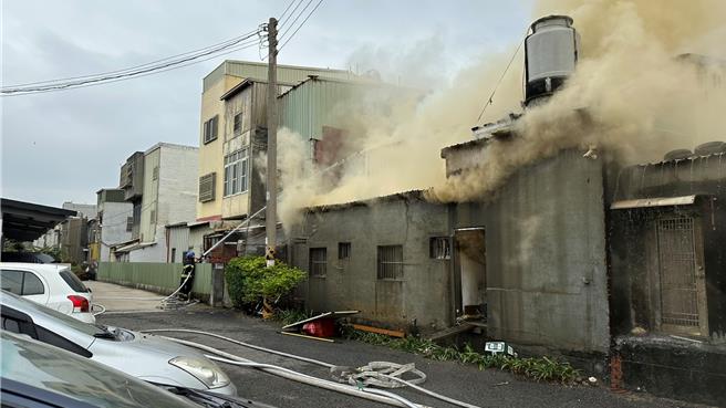 云林县麦寮乡仁德路1家超市22日上午7点许冒出阵阵浓烟，消防局获报前往抢救，火势猛烈全面燃烧，幸无人受困，目前持续灭火中。（民眾提供／张朝欣云林传真）