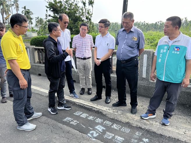 管線埋設後暫時性回鋪路面，常形成凹凸彈跳，立委鍾佳濱（右三）22日與自來水公司及長治鄉公所實地會勘，要求暫時回填的路面盡量平整，並註記為臨時性路面。（鍾佳濱辦公室提供／羅琦文屏東傳真）