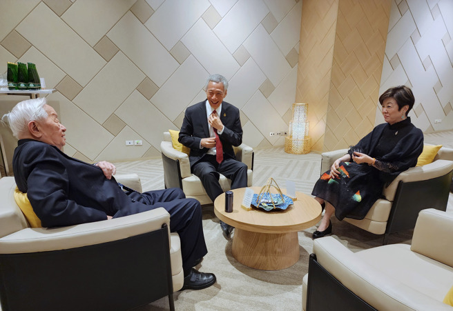 前新加坡總理李顯龍2022年曾在APEC與張忠謀夫婦場邊會談。（翻攝自李顯龍臉書）