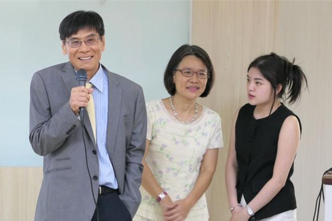 觀光學院長張馨文（中），特地邀請駐越9年的大使陳柏秀（左一），以流利的越南話鼓勵學生。（中華大學提供／王惠慧新竹傳真）