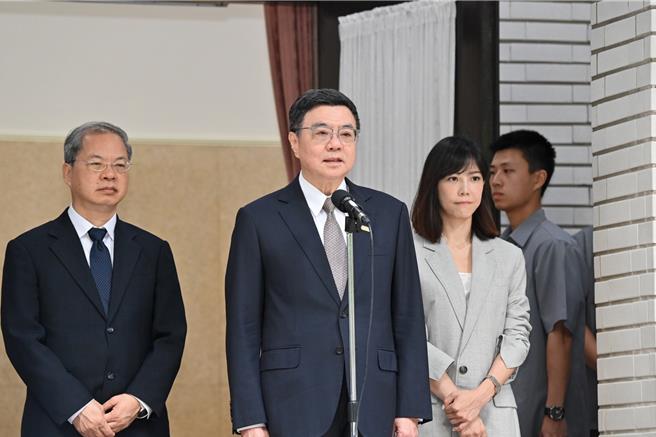 卓榮泰今赴立法院施政報告，會前受訪表示，如同各方報導及國防部的說明，這是嚴重問題，國防部也認為這樣的疏忽絕對是在行政上，甚至是法律上要處理的，他支持國防部非常快速仔細調查。（行政院提供／游念育台北傳真）