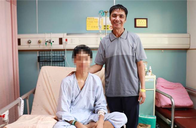 来自泰北金三角的16岁华侨少年杨以信(左)有先天性漏斗胸，到嘉义基督教医院接受手术后，现已重拾健康与自信。(嘉义基督教医院提供／吕妍庭嘉义传真)