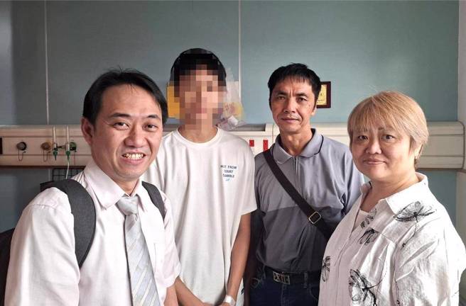 杨以信(左二)已顺利出院，嘉基国际长陈俊和医师(左一)与医院同仁送上祝福。(嘉义基督教医院提供／吕妍庭嘉义传真)