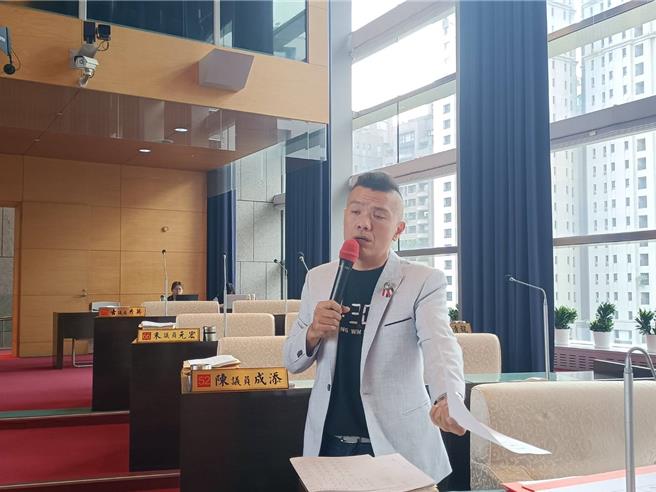 民眾黨議員江和樹22日質詢說，同黨的蔡壁如被打得很難聽，希望市府讓蔡赴議會備詢。（陳淑娥攝）