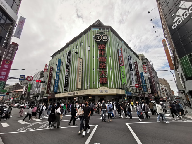 西門町萬年大樓8樓賣不掉，屋主加價4000萬，開價3.2億求售，引發熱議。（翻攝Google Maps）