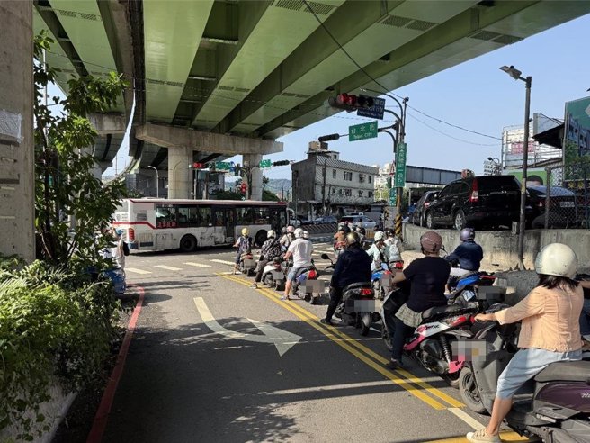 为纾解汐止区北山大桥机车道往台北市方向大量车流，交通局于下桥处的大同路、民权路口配置机车右转车道及右转箭头绿灯。（交通局提供）