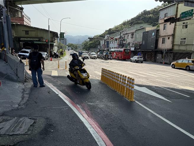 转弯路口增设交通杆与行车导引线以分流汽、机车动线。（交通局提供）