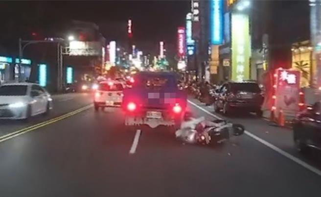 台南市開元路21日晚間發生一起貨車疑似超車撞上機車的車禍。（民眾提供／曹婷婷台南傳真）