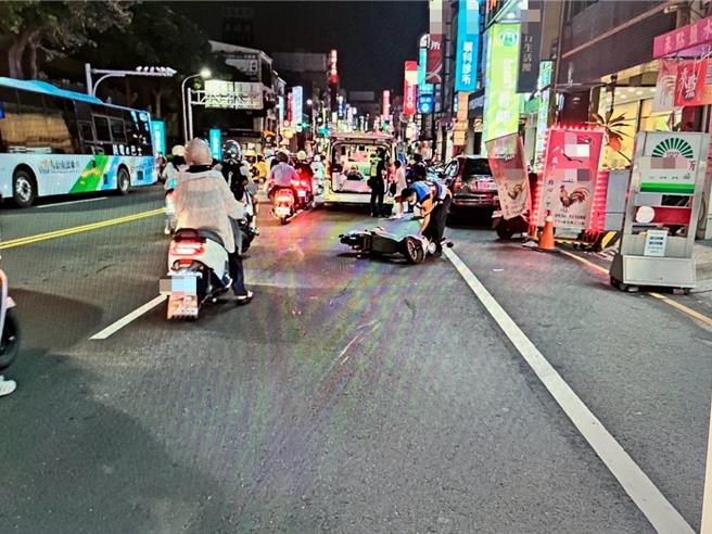 機車被擊落後，駕駛與乘客躺在地上。（民眾提供／曹婷婷台南傳真）