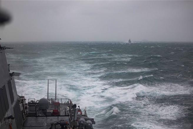 美国海军「希金斯号」伯克级神盾驱逐舰和加拿大海军哈利法克斯级巡防舰「温哥华号」20日例行性通过台湾海峡。（图 / 取自美国第7舰队X）