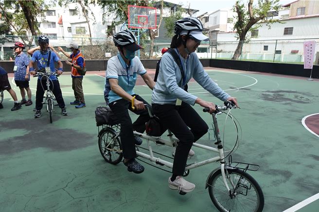 屏东障福中心举办协力车视骑体验营活动，让视障者能够享受踩踏追风的乐趣。（罗琦文摄）