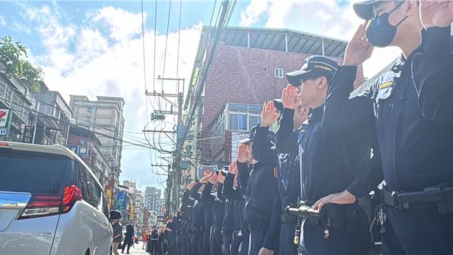 因公殉职的新北市土城警分局清水派出所长刘宗鑫今（22）日出殡，灵柩移灵经过清水派出所，所内同仁在门口一字排开向他敬礼，由副所长张嘉雄率队高喊「任务结束了，一路好走」。（柯毓庭摄）