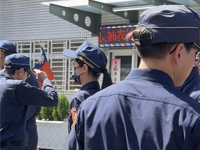 因公殉职的新北市土城警分局清水派出所长刘宗鑫今（22）日出殡，灵柩移灵经过清水派出所，不少同仁想起与刘宗鑫共事的点滴，不禁潸然泪下。（柯毓庭摄）