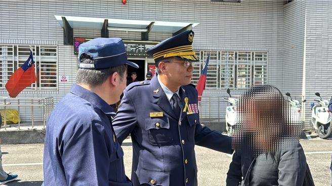 因公殉职的新北市土城警分局清水派出所长刘宗鑫今（22）日出殡，灵柩移灵经过清水派出所，土城警分局长陈建龙在灵柩离开后，向刘宗鑫遗孀慰问致意。（柯毓庭摄）