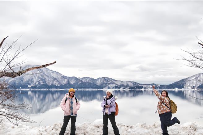 严艺文（左起）、杨贵媚、锺欣凌为节目献唱宣传曲。（桂田文化艺术基金会、桂田文创提供）