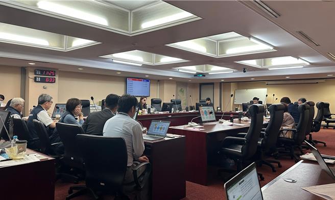 台北市议会民政委员会22日审议民进党议员何孟桦建请市府「2024停办双城论坛」的提案，各党派议员也针对双城论坛卡关原因质询台北市政府。（丁上程摄）
