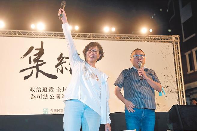民眾党主席柯文哲的父亲因病住院，台中市政府顾问蔡壁如（左）指称，有朋友带病歷给羁押中的柯看等语，柯妹柯美兰呛蔡闭嘴，别谈论柯爸病情。对此，蔡壁如22日回应表示，柯美兰可能情绪也很混乱。（本报资料照片／陈淑芬台中传真）