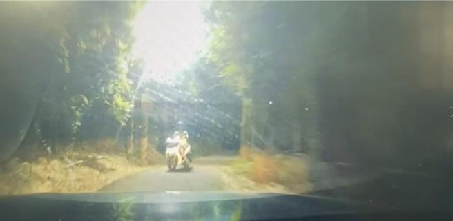 陳男衝撞警車企圖逃逸。（民眾提供／李京昇台中傳真）