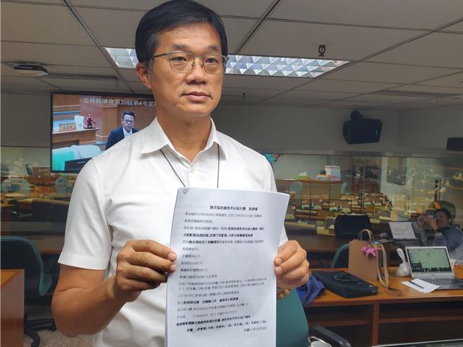 李明哲出示李男兄姊的陈情书。（周丽兰摄）