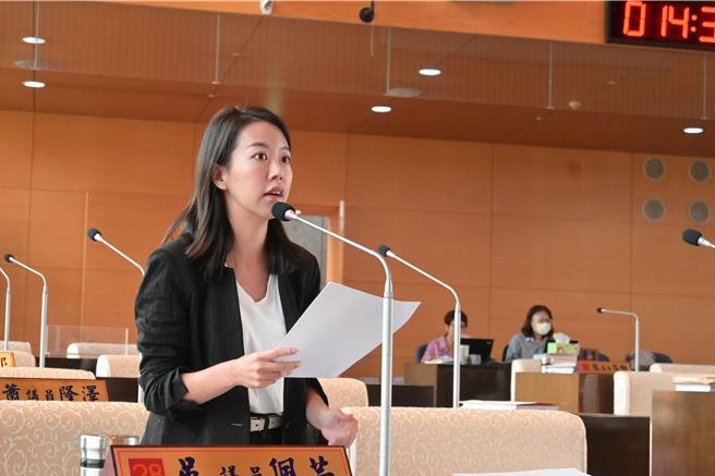 市议员吴佩芸表示，市府定点临时托育预约平台需在3天前完成预约，且尚未开放夜间临托服务，不够便民。（吴佩芸提供）