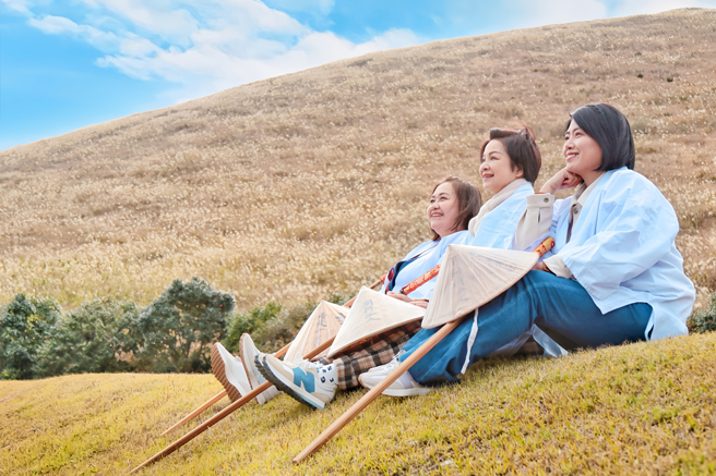 锺欣凌（左起）、杨贵媚、严艺文主持的《老少女奇遇记2》即将播出。（桂田文化艺术基金会、桂田文创提供）