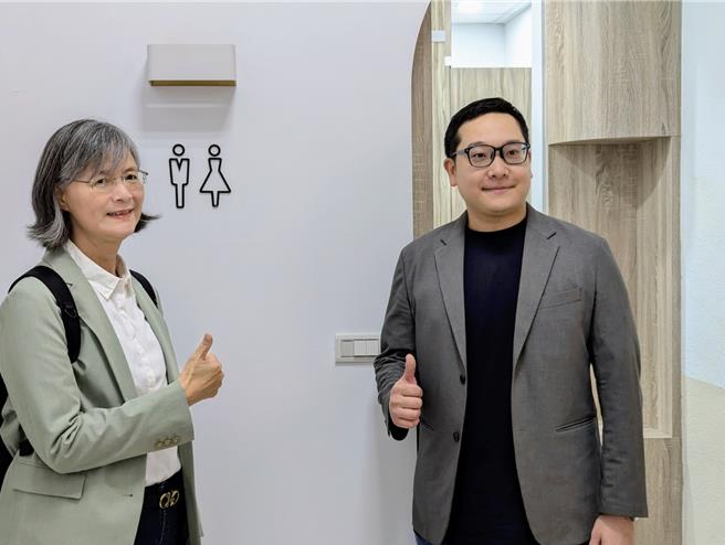 基隆市環保局長馬仲豪（右）、環境部簡任技正李瑞玲（左）共同視察市府大樓經過修繕的公廁。（張志康攝）