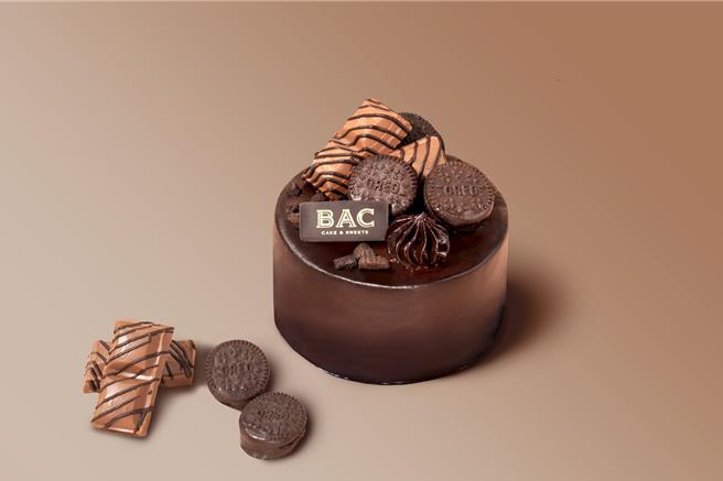 甜點職人打造「可可派對巧克力蛋糕」，集結5種不同風味的頂級巧克力，精湛工藝宛如高級時尚訂製服，3.5吋售價480元。(BAC提供)