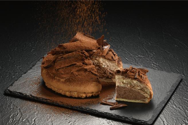 「巧克力奶蓋波士頓派」奢侈地將巧克力脆片披覆在大理石紋波士頓派上，可輕易感受到巧克力華麗的存在，品牌會員限時嘗鮮價405元。(亞尼克提供)
